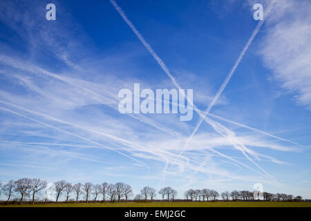 Beaucoup de traînées de condensation trails, traînées de vapeur ou dans un ciel bleu Banque D'Images