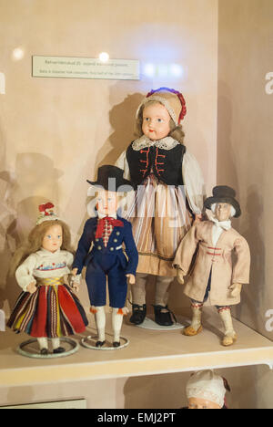 Toy Dolls en musée du jouet à Tartu en Estonie, vêtus de costumes traditionnels estoniens et des robes. Femme et enfants. Banque D'Images