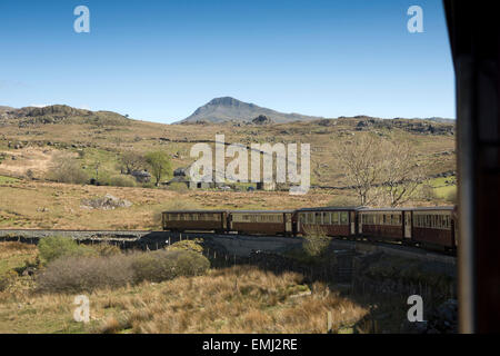 Royaume-uni, Pays de Galles, Gwynedd, Welsh Mountain Railway sommet du Snowdon vu de la Banque D'Images