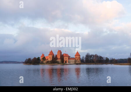 Château de l'île sur le lac Galve en automne, Trakai, Lituanie Banque D'Images