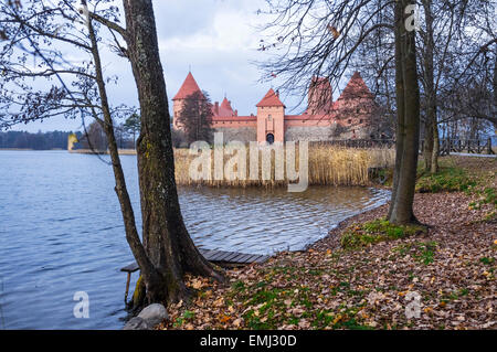 Château de l'île sur le lac Galve en automne, Trakai, Lituanie Banque D'Images