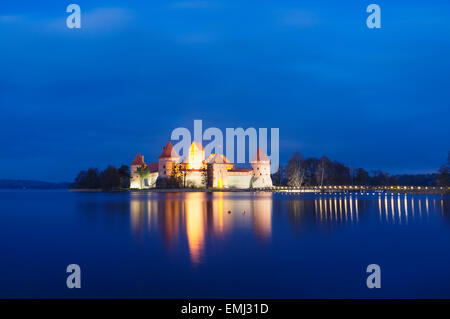 Château de l'île sur le lac Galve allumé au crépuscule en automne. Trakai, Lituanie Banque D'Images