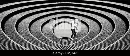 Abstract escaliers en photo en noir et blanc, paysage urbain, dans le cercle gilr Banque D'Images