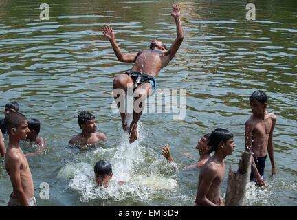 Kolkata, Inde. Apr 21, 2015. Les jeunes Indiens se rafraîchir dans un étang de la ville de Kolkata, capitale de l'Est de l'état indien du Bengale occidental, en Inde, le 21 avril 2015. La température de la ville culmine à 38°C avec humidité lourde. © Tumpa Mondal/Xinhua/Alamy Live News Banque D'Images