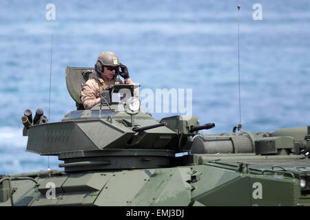 (150421) -- la province de Zambales, 21 avril 2015 (Xinhua) -- Un soldat participe à l'assaut amphibie de la formation dans le cadre de la U.S.-Philippines d'exercices militaires à la base navale de l'éducation et la formation le commandement de la marine des Philippines dans la province de Zambales, Philippines, le 21 avril 2015. Le 'Shoulder à assumer' (nom de la région : les exercices Balikatan) commence en endroits dans cinq provinces des Philippines le 20 avril, impliquant 11 500 militaires américains et philippins. (Xinhua/Rouelle Umali) Banque D'Images