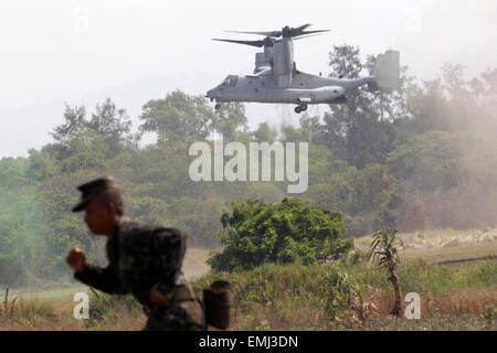 (150421) -- la province de Zambales, 21 avril 2015 (Xinhua) -- Un soldat participe à l'assaut amphibie de la formation dans le cadre de la U.S.-Philippines d'exercices militaires à la base navale de l'éducation et la formation le commandement de la marine des Philippines dans la province de Zambales, Philippines, le 21 avril 2015. Le 'Shoulder à assumer' (nom de la région : les exercices Balikatan) commence en endroits dans cinq provinces des Philippines le 20 avril, impliquant 11 500 militaires américains et philippins. (Xinhua/Rouelle Umali) Banque D'Images