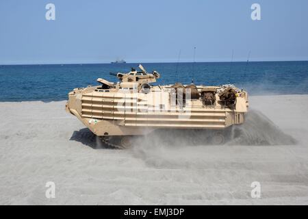 (150421) -- la province de Zambales, 21 avril 2015 (Xinhua) -- un réservoir de participer à l'assaut amphibie de la formation dans le cadre de la U.S.-Philippines d'exercices militaires à la base navale de l'éducation et la formation le commandement de la marine des Philippines dans la province de Zambales, Philippines, le 21 avril 2015. Le 'Shoulder à assumer' (nom de la région : les exercices Balikatan) commence en endroits dans cinq provinces des Philippines le 20 avril, impliquant 11 500 militaires américains et philippins. (Xinhua/Rouelle Umali) Banque D'Images