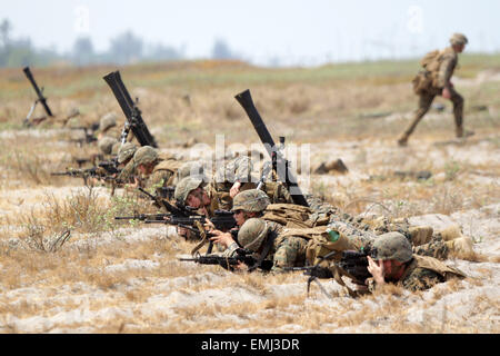 (150421) -- la province de Zambales, 21 avril 2015 (Xinhua) -- Des soldats de Marines des États-Unis et les Forces armées des Philippines (AFP) participer à l'assaut amphibie de la formation dans le cadre de la U.S.-Philippines d'exercices militaires à la base navale de l'éducation et la formation le commandement de la marine des Philippines dans la province de Zambales, Philippines, le 21 avril 2015. Le 'Shoulder à assumer' (nom de la région : les exercices Balikatan) commence en endroits dans cinq provinces des Philippines le 20 avril, impliquant 11 500 militaires américains et philippins. (Xinhua/Rouelle Umali) Banque D'Images