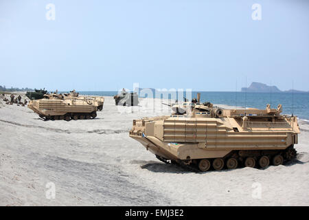 (150421) -- la province de Zambales, 21 avril 2015 (Xinhua) -- Des soldats de Marines des États-Unis et les Forces armées des Philippines (AFP) participer à l'assaut amphibie de la formation dans le cadre de la U.S.-Philippines d'exercices militaires à la base navale de l'éducation et la formation le commandement de la marine des Philippines dans la province de Zambales, Philippines, le 21 avril 2015. Le 'Shoulder à assumer' (nom de la région : les exercices Balikatan) commence en endroits dans cinq provinces des Philippines le 20 avril, impliquant 11 500 militaires américains et philippins. (Xinhua/Rouelle Umali) Banque D'Images