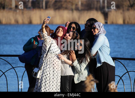 Un groupe d'amies en tenant un près d'un étang selfies. Banque D'Images