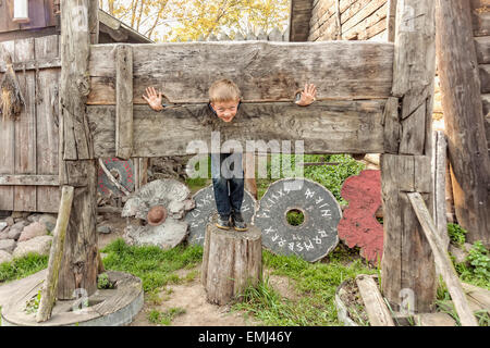 Garçon piégé dans pilori, Jomsborg Vikings village, Varsovie, Pologne Banque D'Images