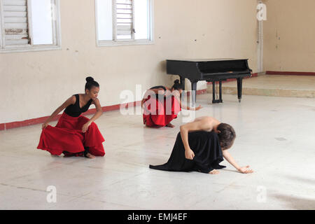 Les élèves filles et garçon danse Benny More School of the Arts Cienfuegos Cuba Banque D'Images