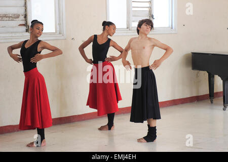 Les élèves filles et garçon danse Benny More School of the Arts Cienfuegos Cuba Banque D'Images