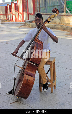 Étudiant en musique Boy bassiste Benny plus l'École des Arts de Cienfuegos Cuba Banque D'Images