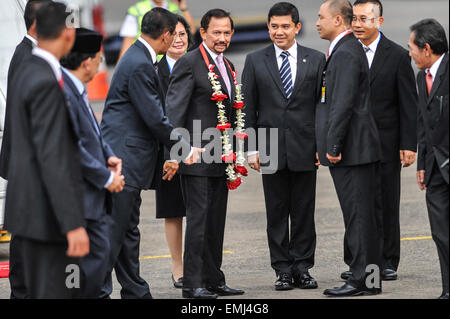 (150421) -- JAKARTA, 21 avril 2015 (Xinhua) -- l'Le Sultan Hassanal Bolkiah (C) arrive pour assister à la Conférence afro-asiatique de 2015 Commémoration à Halim Perdana Kusuma aéroport de Jakarta, Indonésie, le 21 avril 2015. (Xinhua/Sanovri Veri) Banque D'Images