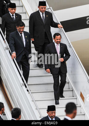 (150421) -- JAKARTA, 21 avril 2015 (Xinhua) -- l'Le Sultan Hassanal Bolkiah reçoit de l'avion, comme il arrive pour assister à la Conférence afro-asiatique de 2015 Commémoration à Halim Perdana Kusuma aéroport de Jakarta, Indonésie, le 21 avril 2015. (Xinhua/Sanovri Veri) Banque D'Images