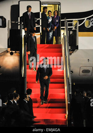 (150421) -- JAKARTA, 21 avril 2015 (Xinhua) -- Le Premier Ministre thaïlandais Prayut Chan-o-cha (C) extrait de l'avion, comme il arrive pour assister à la Conférence afro-asiatique de 2015 Commémoration à Halim Perdana Kusuma aéroport de Jakarta, Indonésie, le 21 avril 2015. (Xinhua/Sanovri Veri) Banque D'Images