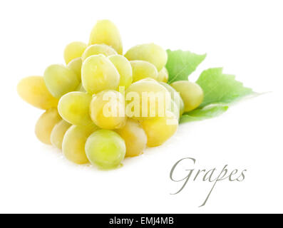 Raisins mûrs avec des feuilles isolées sur fond blanc Banque D'Images