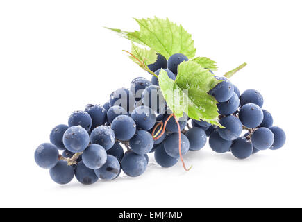 Raisins mûrs avec des feuilles isolées sur fond blanc Banque D'Images