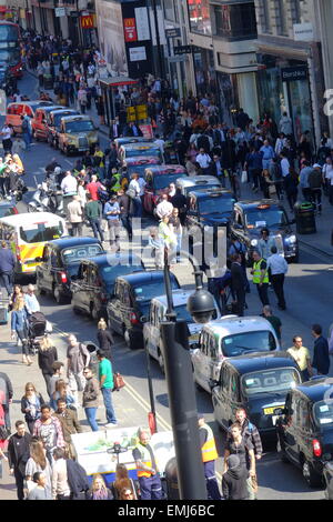 Londres, Royaume-Uni. Apr 21, 2015. Groupe des chauffeurs de taxis avec blocs de Oxford Street, pour protester contre l'échec de la TFL pour appliquer la réglementation contre minicabs. Megawhat Crédit : Rachel/Alamy Live News Banque D'Images