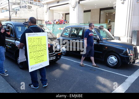 Londres, Royaume-Uni. Apr 21, 2015. Groupe des chauffeurs de taxis avec blocs de Oxford Street, pour protester contre l'échec de la TFL pour appliquer la réglementation contre minicabs. Megawhat Crédit : Rachel/Alamy Live News Banque D'Images