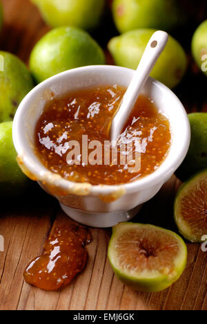 Confiture de figues faite maison dans un bol blanc Banque D'Images