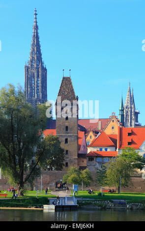 Allemagne Baden-Württemberg Ulm skyline Danube personnes Banque D'Images