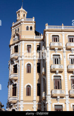 La façade de l'immeuble historique restauré dans la région de Plaza Vieja Cuba La Havane Banque D'Images