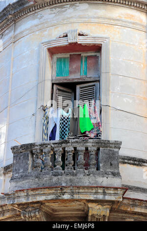 Façades de bâtiment résidentiel Balcon blanchisserie Vieille Ville Habana Vieja Cuba La Havane Banque D'Images