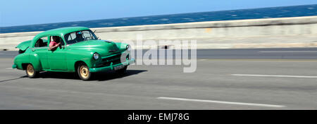 1950 Chevrolet American ère auto le long du Malecon de La Havane Cuba Banque D'Images