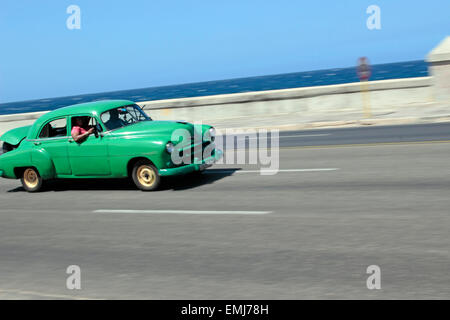 1950 Chevrolet American ère auto le long du Malecon de La Havane Cuba Banque D'Images