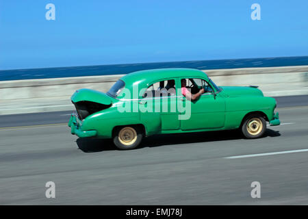 1950 Chevrolet American ère auto le long du Malecon de La Havane Cuba Banque D'Images