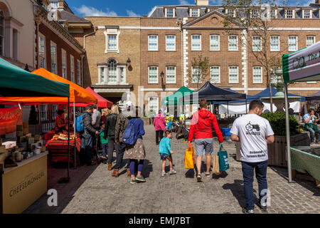 Les populations locales du shopping au marché de producteurs le samedi dans la région de Heron Square, Richmond upon Thames, London, England Banque D'Images