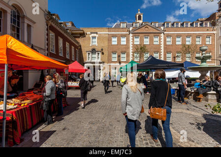 Les populations locales du shopping au marché de producteurs le samedi dans la région de Heron Square, Richmond upon Thames, London, England Banque D'Images