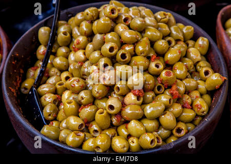 Olives pour vente au marché de producteurs le samedi dans la région de Heron Square, Richmond upon Thames, London, England Banque D'Images