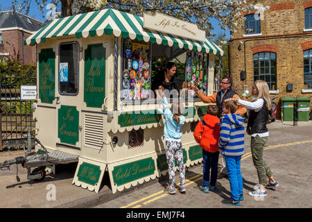 Une famille qui achète des glaces d'un modèle traditionnel de la crème glacée Van, Richmond upon Thames, London, England Banque D'Images