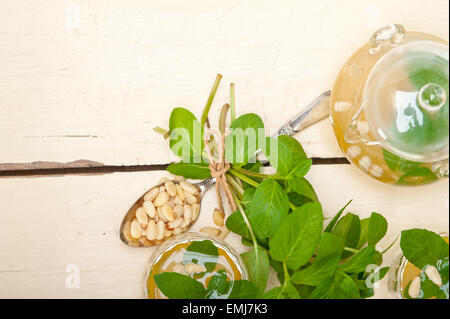 Style traditionnel arabe menthe et noix de pin plateau appelé à tay Banque D'Images