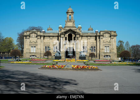 Cartwright Hall est la civic art gallery à Bradford, West Yorkshire, Angleterre, située à environ un kilomètre et demi du centre-ville dans le district de Manningham. Il a été construit sur l'ancien site de Manningham Hall en utilisant un don de 40 000 € offert par Samuel Lister et il est nommé d'après Edmund Cartwrigh Banque D'Images