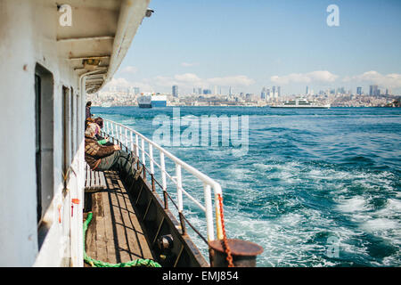 La vue depuis le ferry vers Eminonu-Kadakoy, à Galata, Istanbul, côté nord. Banque D'Images