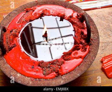 Les chandelles allumées dans le temple au nord de Taiwan Banque D'Images