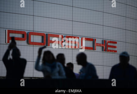 Stuttgart, Allemagne. Apr 21, 2015. Les spectateurs et les visiteurs sont devant le musée Porsche lors d'un match à montrer le tournoi de tennis WTA à Stuttgart, Allemagne, 21 avril 2015. Photo : Marijan Murat/dpa/Alamy Live News Banque D'Images