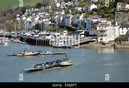 Une petite ville Kingswear Devonshire surplombe la rivière Dart Devon, Angleterre Royaume-uni deux roll on off ferries sur le cours inférieur de la rivière publique Banque D'Images