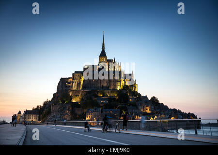 Twilight sur le Mont Saint Michel, Normandie, France, Europe Banque D'Images