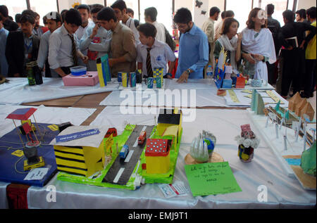 Les visiteurs prendre un vif intérêt à un décrochage pendant l'Art exposition organisée par l'Université de Peshawar a susciter le Mardi, 21 avril, 2015. Banque D'Images