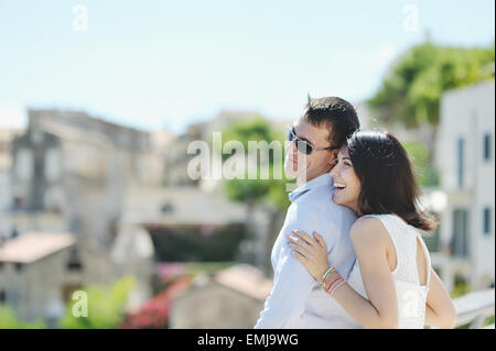 Beautiful smiling couple heureux mariés Banque D'Images