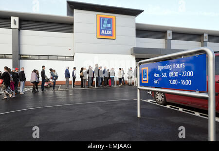 Attente du client à l'extérieur d'un nouveau magasin Aldi dans les Midlands Banque D'Images