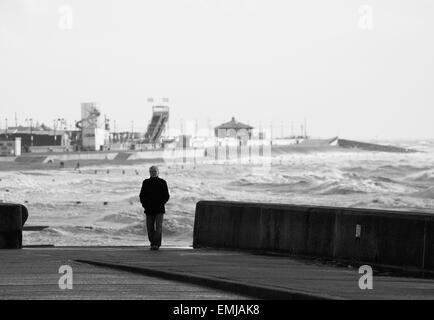 Un homme seul sur le front de mer à Hunstanton, Norfolk, Royaume-Uni. Banque D'Images