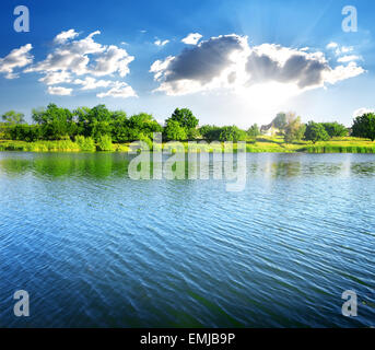 Ondulation sur la rivière à jour d'été ensoleillé Banque D'Images