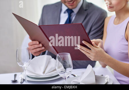 Close up of happy couple avec menu au restaurant Banque D'Images