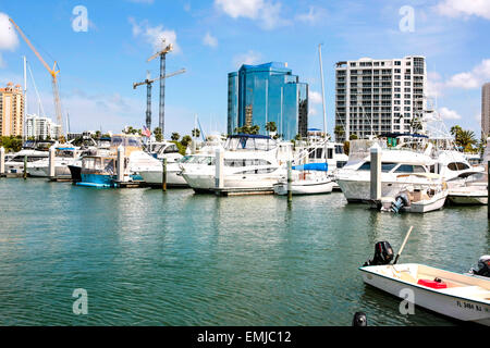 Bateaux de toutes tailles dans le centre-ville de plaisance de la ville de Sarasota sur la côte sud de la Floride Banque D'Images